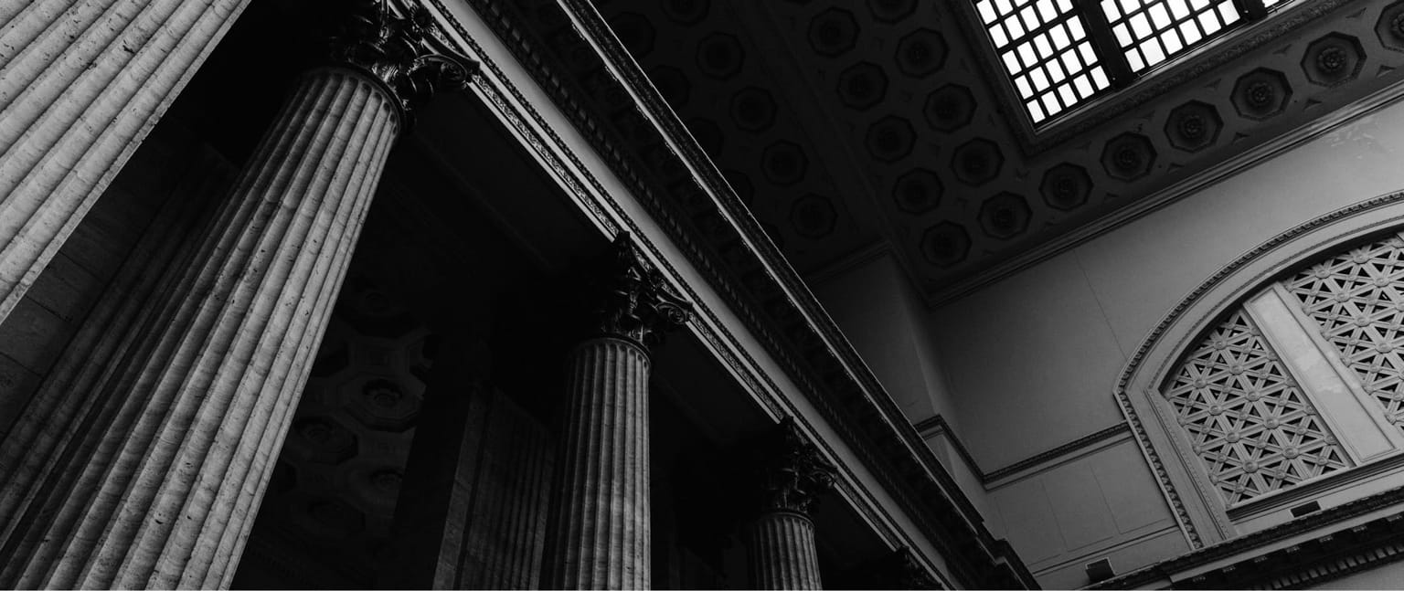Photo représentant des colonnes et plafond dans un tribunal - RFM avocats